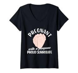 Damen Schwangere mit einem Zweck stolzer Surrogate Design T-Shirt mit V-Ausschnitt von baby surrogate Design