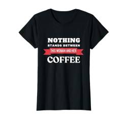 Frau und ihr Kaffee T-Shirt von fabrinity