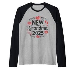 New Grandma 2025 - Floral and Cute Baby Footprint Design Raglan von time grandma established 2025