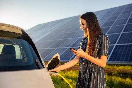 Warum es sich lohnt, das E-Auto mit eigenem Solarstrom zu laden